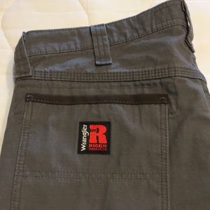 Men’s like new gray wrangler heavy duty work pants